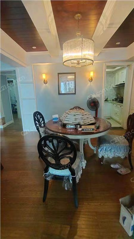 曼哈顿20楼 135平 348万