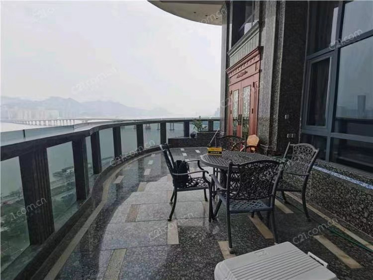 曼哈顿14楼 352平 999万