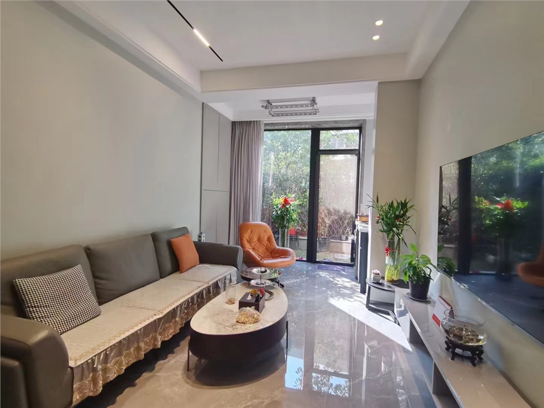 中梁滨江壹号 1楼 117平 345万 带院子