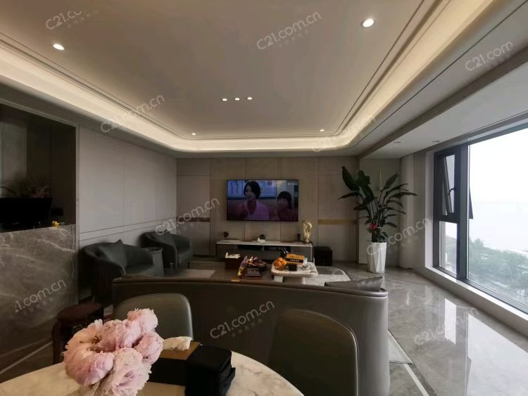 中梁滨江壹号15楼 158平米 780万 带两个车位