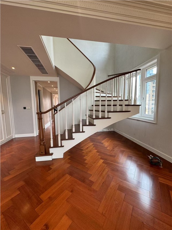 国际豪庭17楼 245平米 850万 包两个车位 中空跃层