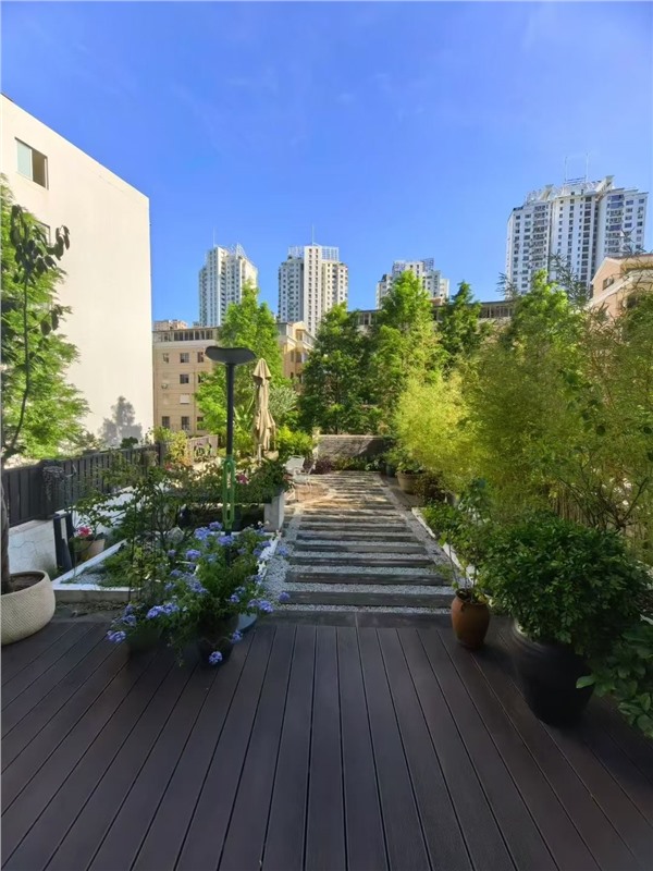 中梁滨江壹号2楼 109平米带80平独用露台 358万报价